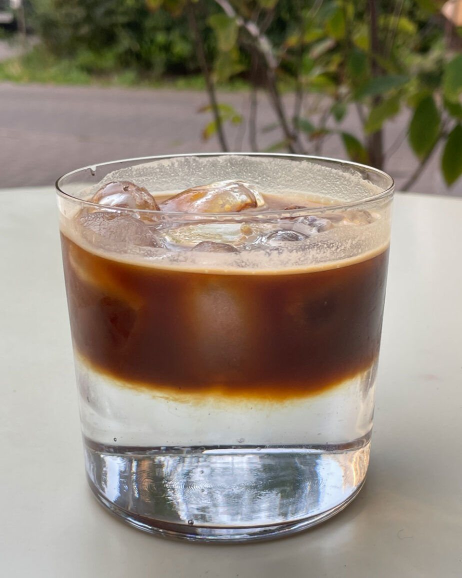 tonic espresso w szerokiej szklacne
