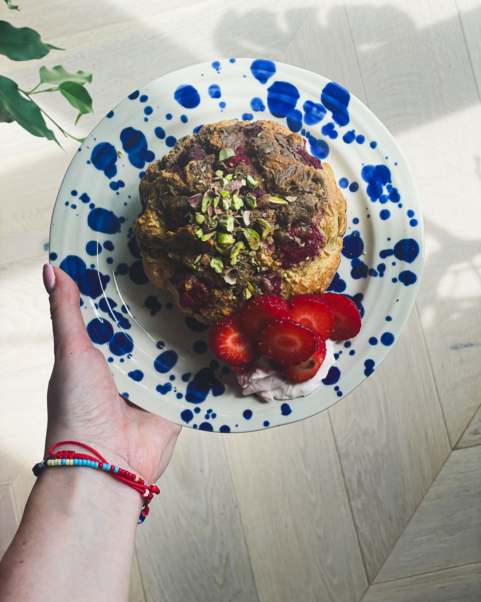 Prawdziwe amerykańskie pancakes puszyste i wyrośnięte na talerzu