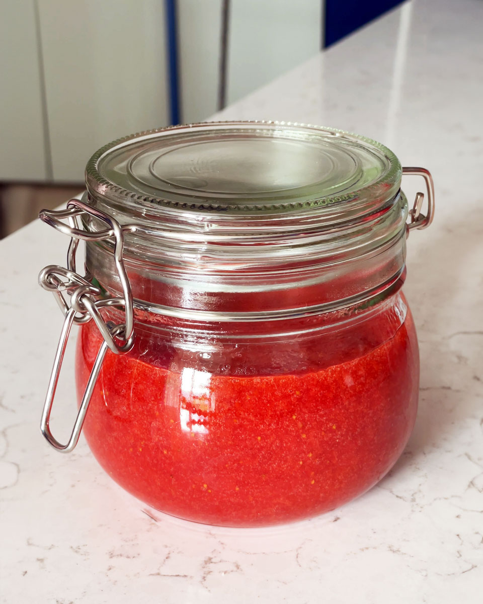 Prawdziwe amerykańskie pancakes puszyste i wyrośnięte na talerzu