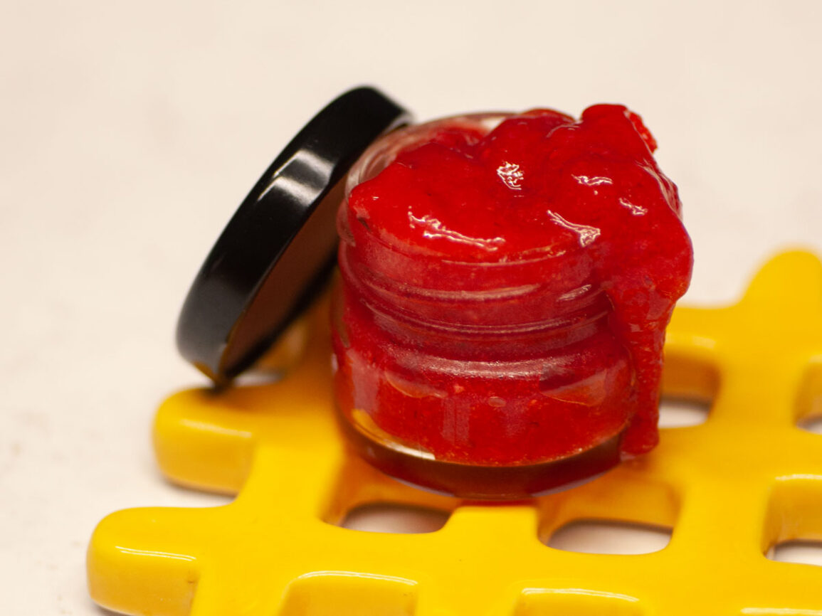 dzem truskawkowy w sloiku