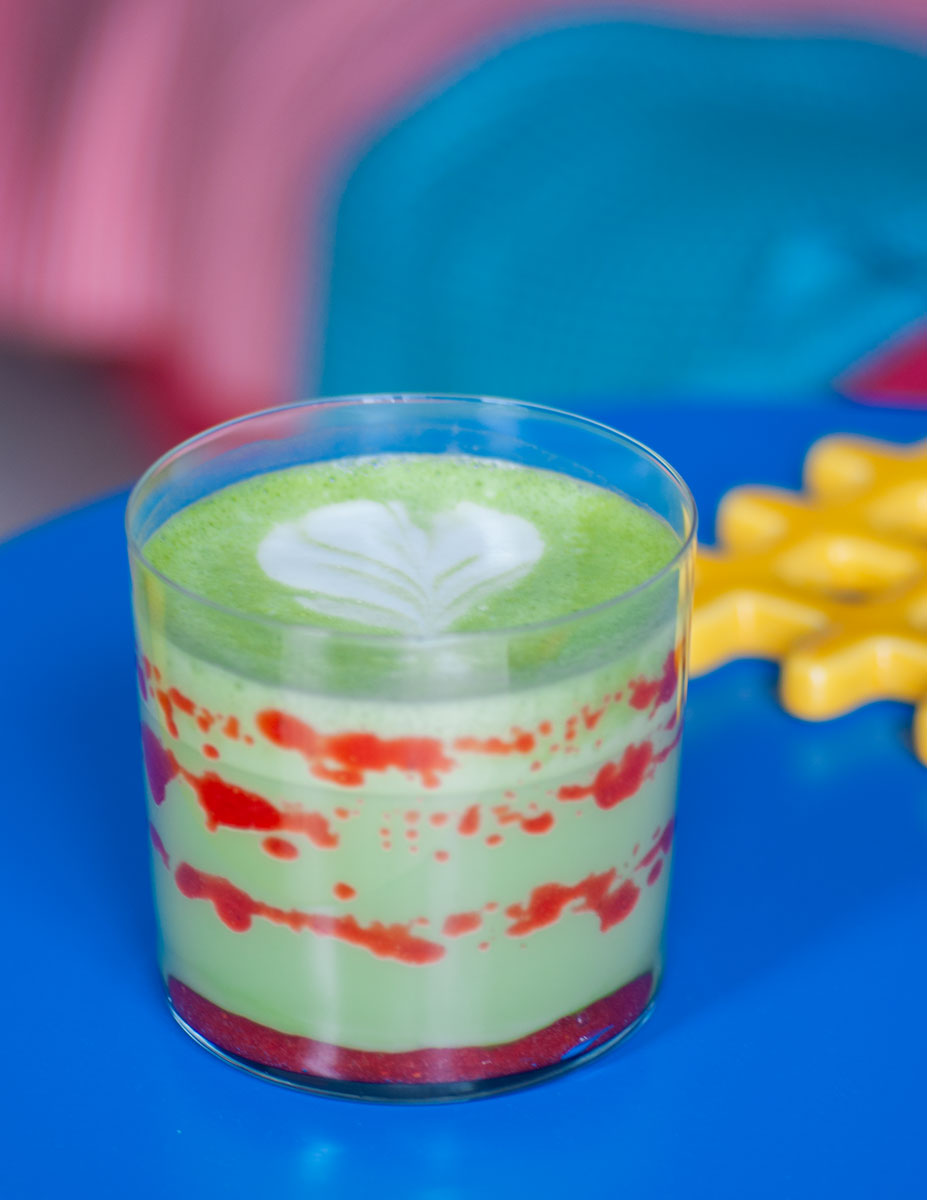 matcha z truskawkowym dżemem