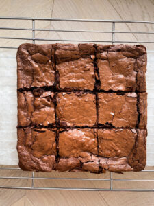 brownie czekoladowe pokrojone