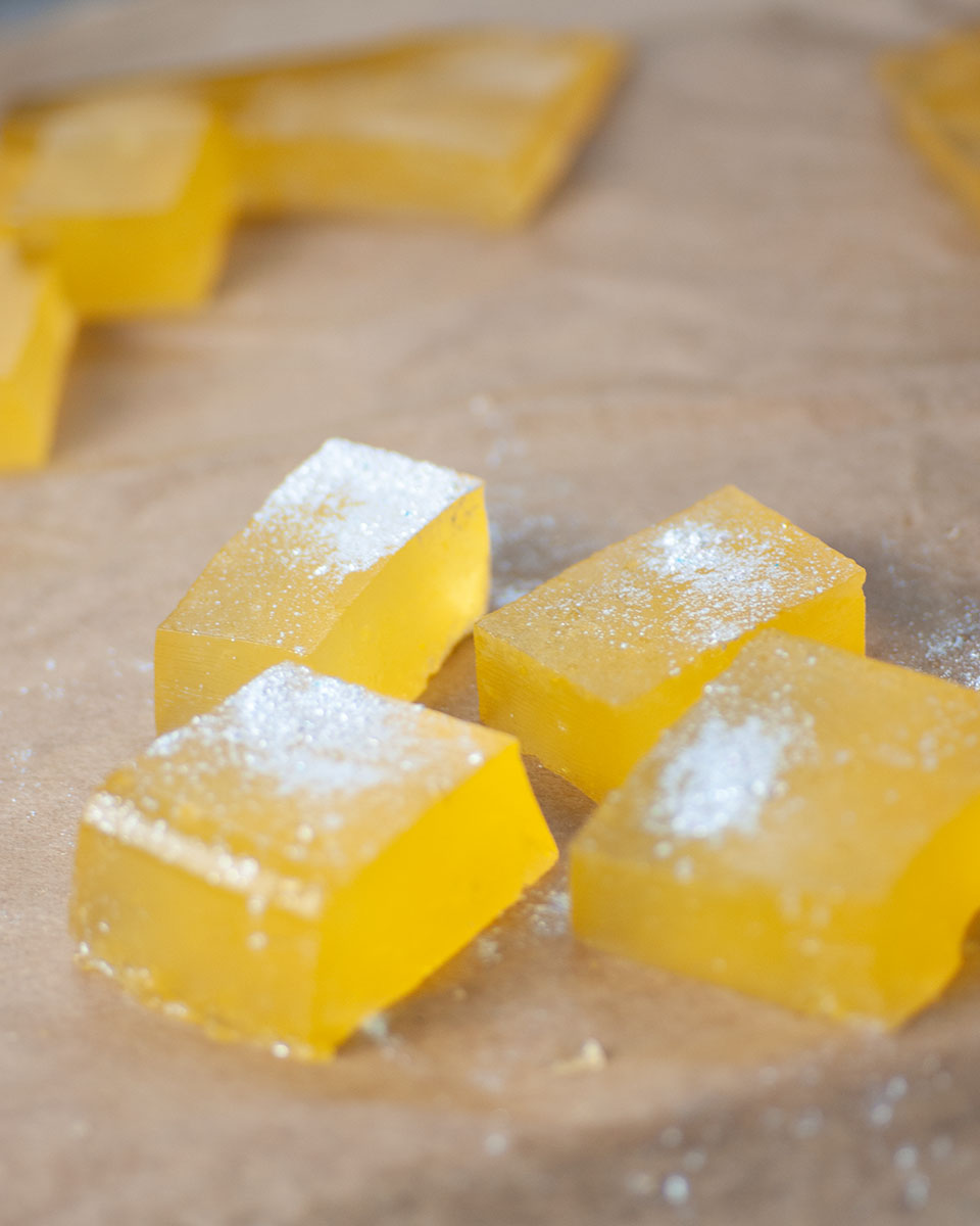 Prawdziwe amerykańskie pancakes puszyste i wyrośnięte na talerzu