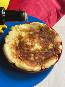 omlet z jablkiem polewany syropem klonowym