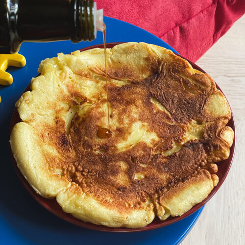 omlet z jablkiem polewany syropem klonowym
